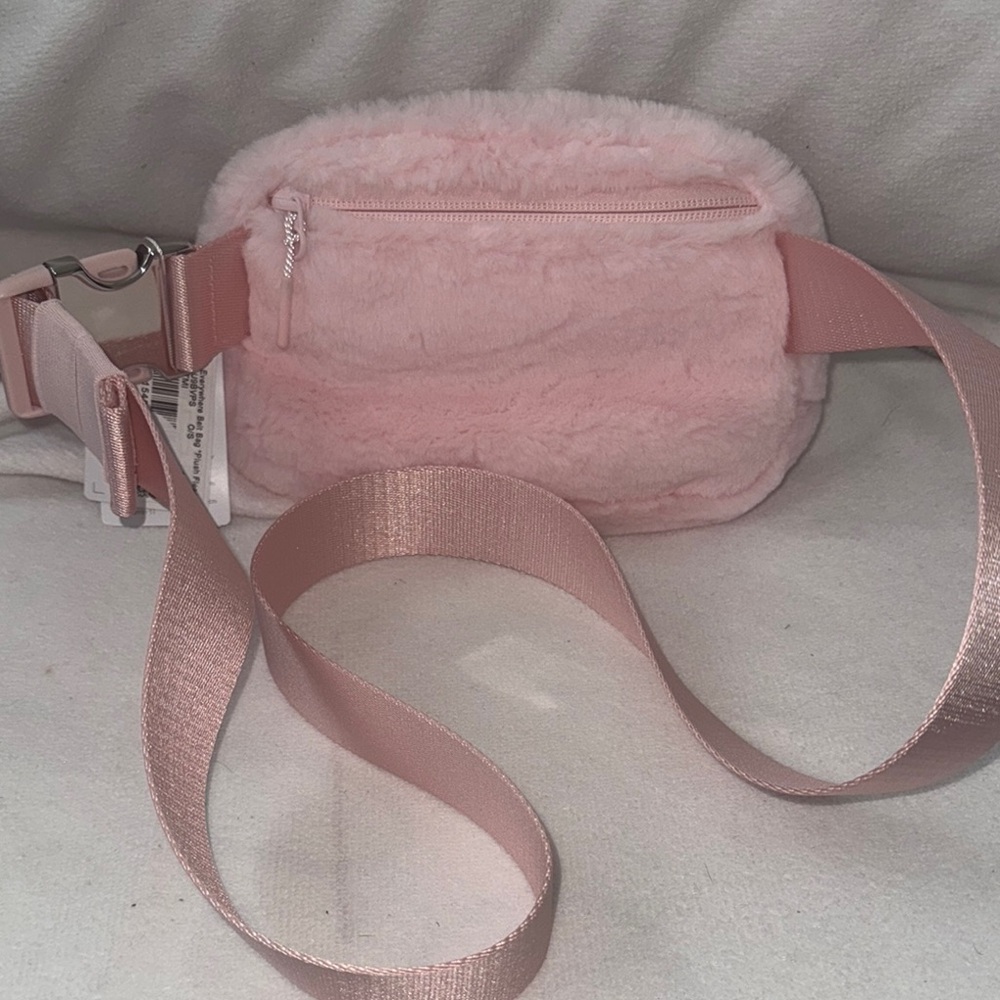 Lululemon Everywhere Belt Bag 1L
Plush Fleece *NWT - Picture 7 of 8